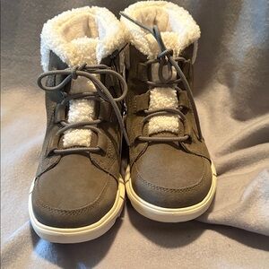 Sorel NWT Stone Green Faux Fur Lined Boots Size 6 Insulated and Waterproof
